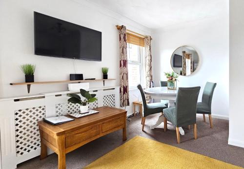 Huntingdon Apartamento | 2 bed apt w/private parking close to town centre