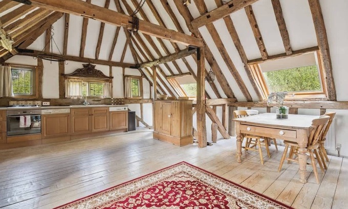 Windlesham Casa | 2-Bed Barn Escape + Private Drive & Gardens