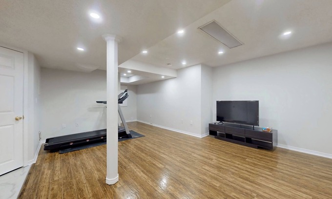 East Credit Apartamento | 2 Bed Basement Apartment Heartland Mississauga