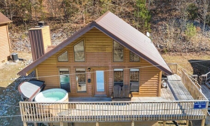 Byrdstown Cabina | 2 Bed Chalet Lakeside with Exceptional View of Dale Hollow Lake