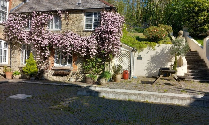 Chillington Casa | 2 Bed Cottage with swimming pool