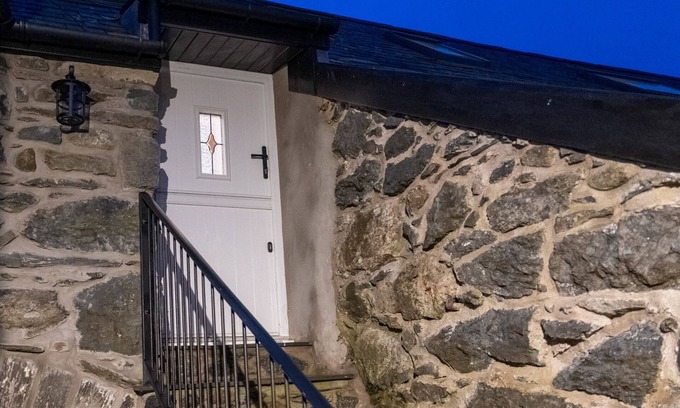 Llanfor Cabaña | 2 Bed Cottage with own kitchen and living space