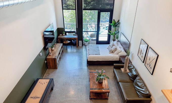 Santa Ana Apartamento | 2 Bed DTSA Loft with Gym - AC - 65"4K TV - 6 miles to Disney