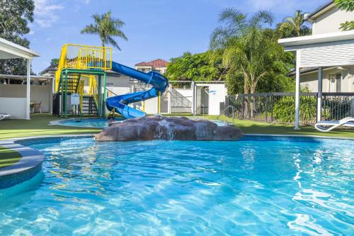 Mermaid Beach Apartamento | 2-Bed Family Haven with Pools BBQ & Playgrounds