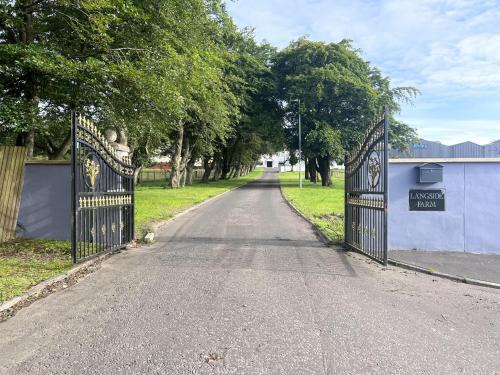 Motherwell Apartamento | 2 Bed Flat - Sleeps 4 - Pets - Hot Tub - Gym