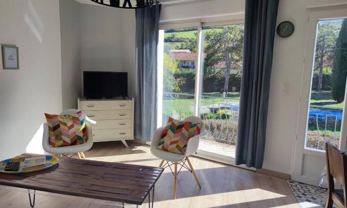 Saint-Georges-de-Luzencon Apartamento | 2 Bedroom Apartment in Saint-Georges-de-Luzençon