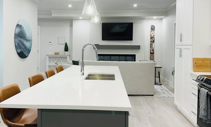 Langley Apartamento | 2-Bed Guest Suite: Your Premier Luxury Getaway-Close to Thunderbird & Wineries