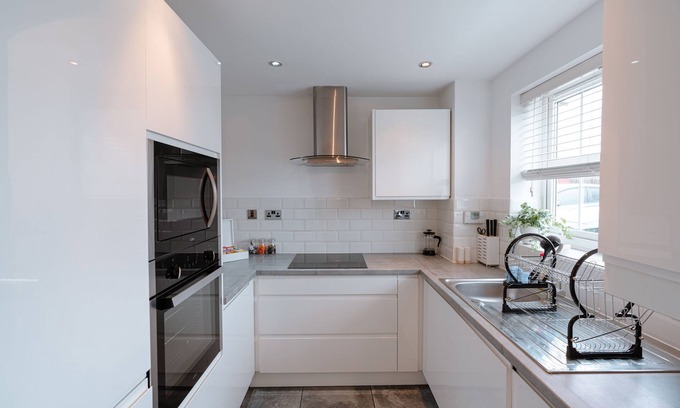 Marston Green Casa | 2 Bed Home - HS2, NEC, Resorts World & BHX Airport