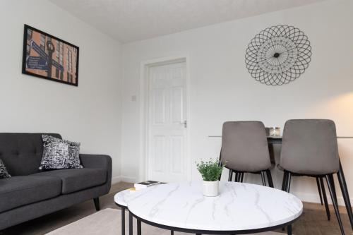 Radcliffe Casa | 2 bed home sleeping 3 people fully equipped located in Radcliffe Manchester - Stand Up and Shout