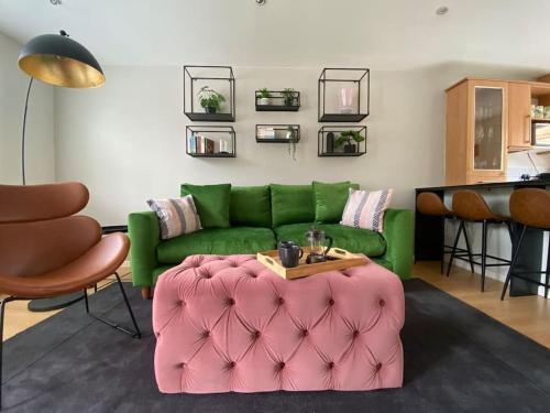 Hampton North Casa | 2 Bed House in Hampton - Free parking