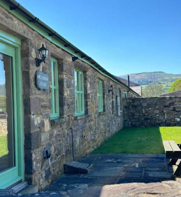 Gilwern Casa | 2 Bed House - Sleeps 4 - Fishing - Parking - Patio