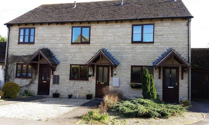 South Leigh Casa | 2 Bed House - Sleeps 4 - Pets - Garden - Parking