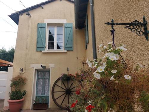 Confolens Casa | 2 Bed House with Mountain View Garden and Bbq