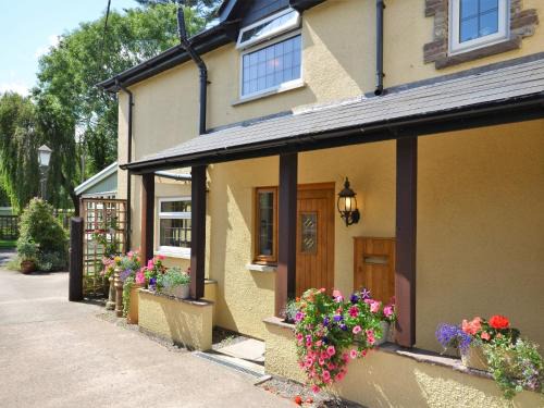 Glangrwyney Casa | 2 Bed in Crickhowell 76431