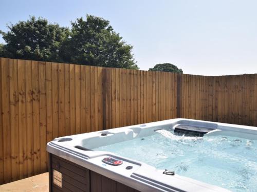 Pontypool Casa | 2 Bed in Croes-y-pant 58961