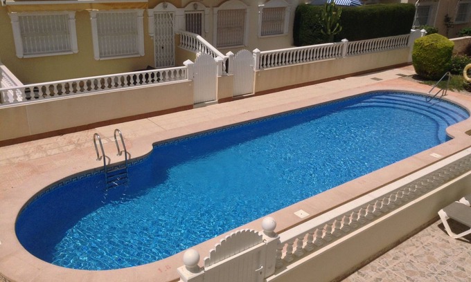 Los Alcázares Apartamento | Ático de 2 dormitorios, cerca de la playa, balcón frente a la piscina, WiFi, aire acondicionado, terraza en la azotea.