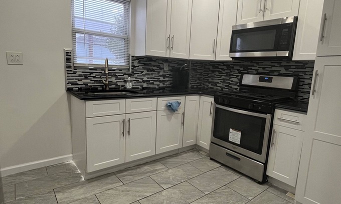 Elmont Apartamento | 2 bed room apartment w/parking.