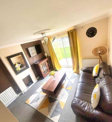 Kirk Sandall Casa | 2 Bed Semi - Sleeps 4 - Private Garden & Parking 2 Cars - Quiet Cul De Sac Location - Dog Friendly - Fast Wifi - Close to Motorway Access