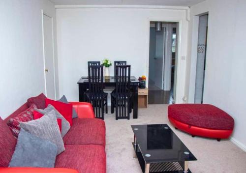 Crawley Apartamento | 2-Bed Sleeps 4 Comfy For Contractors With Free Parking in Crawley near Gatwick Manor Royal Refurbished