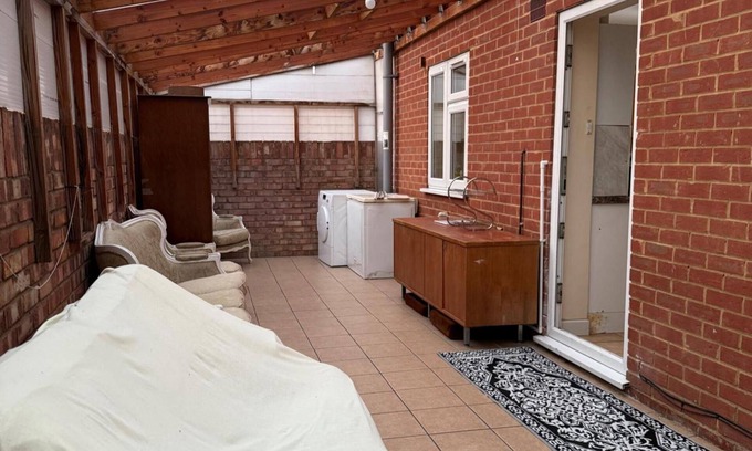 London Borough of Hounslow Apartamento | 2 Bed-sleeps 4-private Patio-pets-near Heathrow