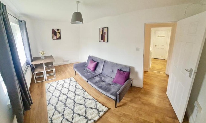 Harlow Apartamento | 2 Bed Spacious Apartment, Sleeps 4, Free Wifi, Free Parking, Amenities Nearby, Good Transport Links Nearby, Contractors and Holidays