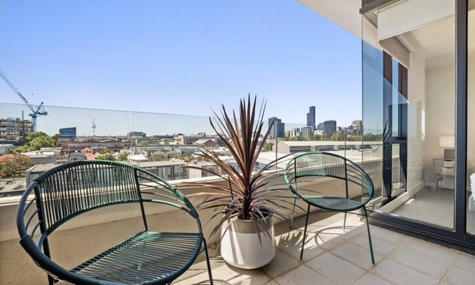 Cremorne Apartamento | 2-Bed Unit with Parking, Balcony and Pool near CBD