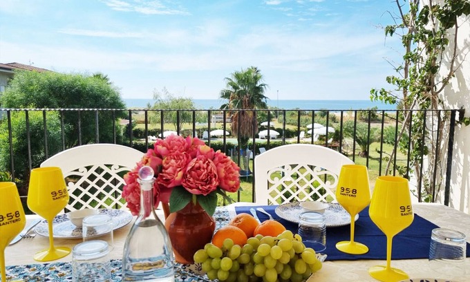 Capo Rizzuto Apartamento | Apartamento de tres habitaciones con vista al mar | Residencia Barko Le Castella
