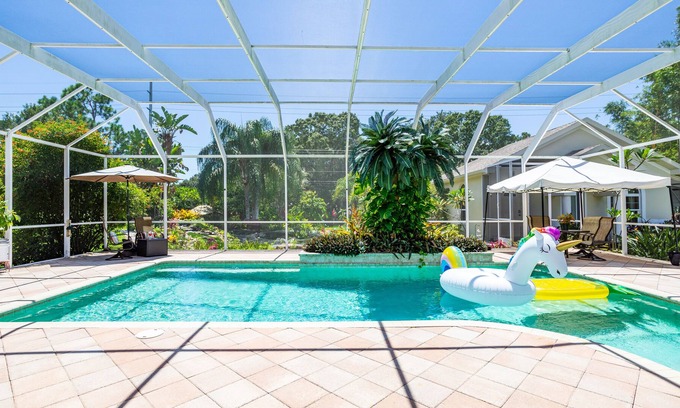 Westchase Cabaña | 2 bedroom, 1.5 bath, cottage, close to airport, beaches and attractions