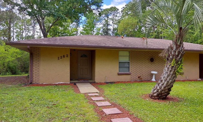 Crystal River Apartamento | 2 Bedroom, 1 Full Bath with fenced in yard. Close to Springs, Boat ramp & Beach.