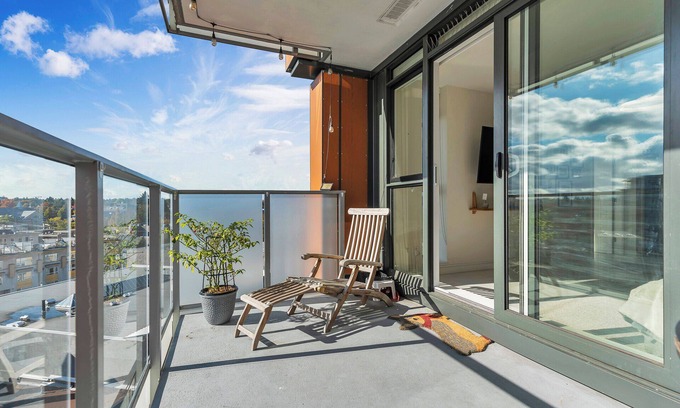 Mount Pleasant Condominio | 2 bedroom, 1 parking in the heart of Mt Pleasant