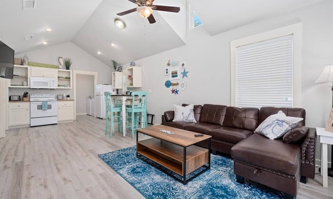 Rockport Cabaña | 2 bedroom 2 bath cottage sleeps 6! Community Pool