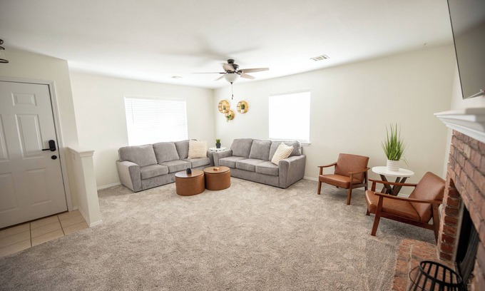 Caney Casa | 2-Bedroom 2-Bath Modern Duplex