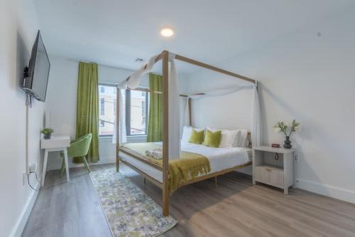 Orange Apartamento | 2 bedroom 2 bath Suite, Near American Dream and The Airport, Free Parking, King Bed and 2 Queen Beds, Washer and Dryer