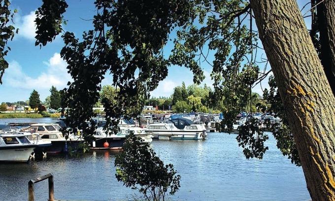 Great Houghton Cabina | 2 bedroom accommodation in Great Billing