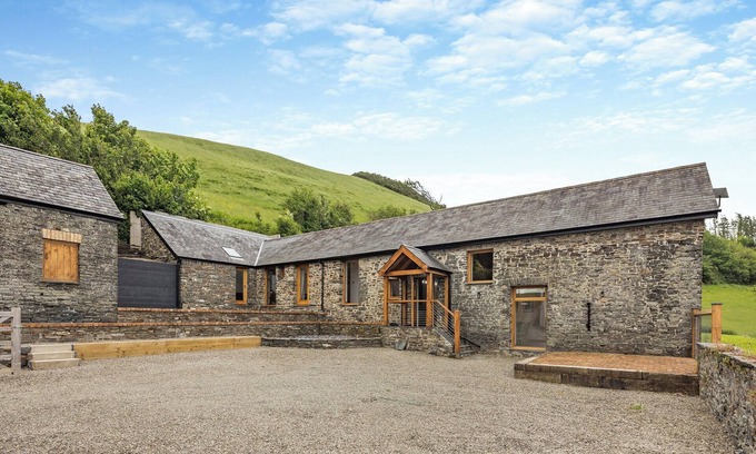 Rhydyfelin Cabaña | Ty Carreg is a stunning barn conversion with views over the rolling hills near Aberystwyth.