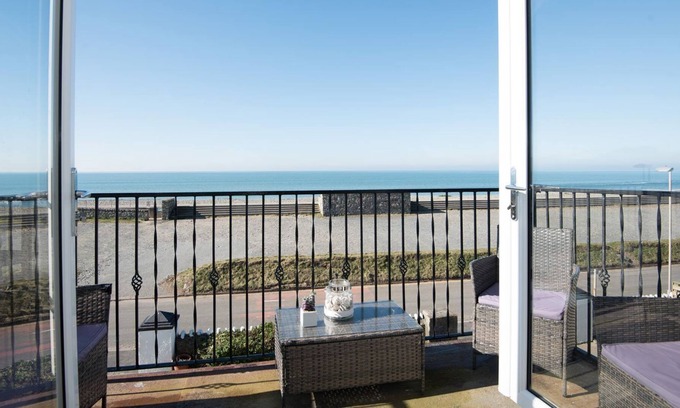 Dinas Dinlle Cabina | 2 bedroom accommodation in Caernarfon