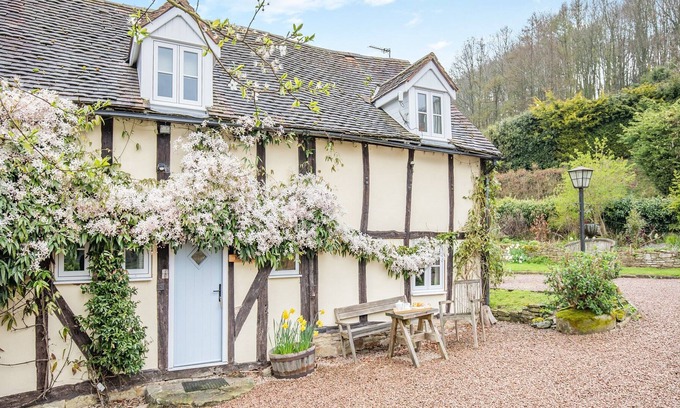 Hay-on-Wye Cabina | 2 bedroom accommodation in Ridgeway Cross, near Malvern