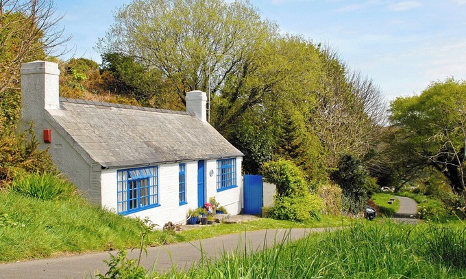 Fishguard Cabaña | An 18th century cottage nestled within Pembrokeshire, close to spectacular sea views.