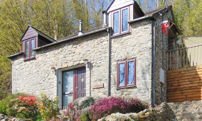 Llandyssiliogogo Cabaña | 2 bedroom accommodation in Cwm Tydu, near Llangrannog