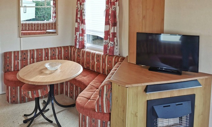 Llanllwchaiarn Casa | 2 bedroom accommodation in Cross Inn, Nr New Quay