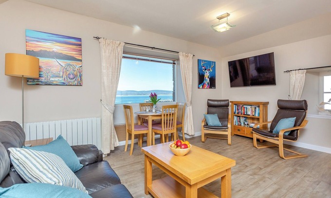 Cromarty Apartamento | Harbour View is located in the village of Cromarty, with spectacular uninterrupted sea view.