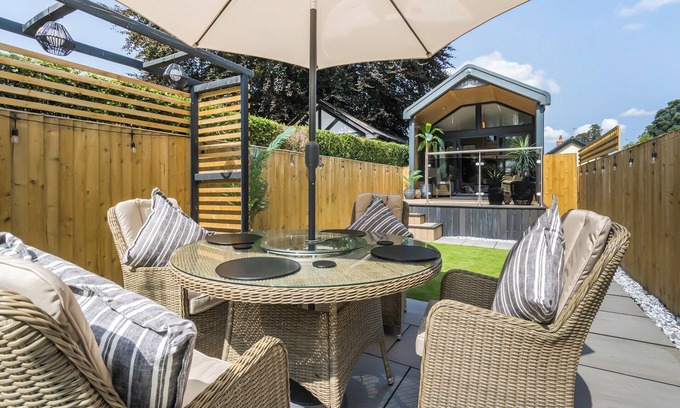 Chirk Cabaña | 2 bedroom accommodation in Llangollen