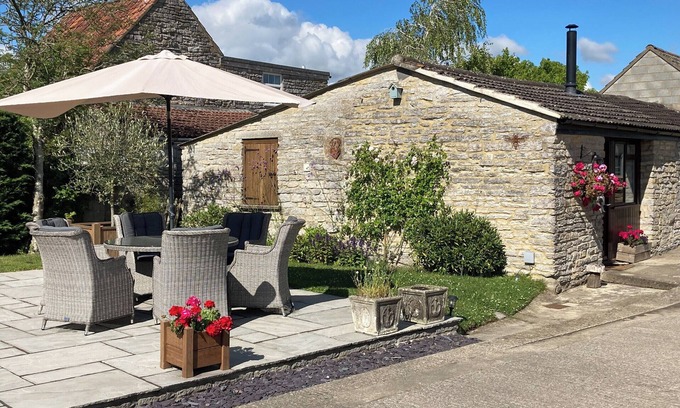 East Lydford Cabaña | Bee Cottage is a fabulous escape to the country, perfect for a small family or 2 couples to enjoy.