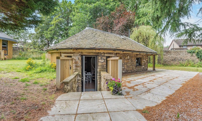 Polmont Cabaña | 2 bedroom accommodation in Polmont, near Falkirk