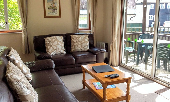 Irstead Cabaña | 2 bedroom accommodation in Wroxham, Norfolk Broads