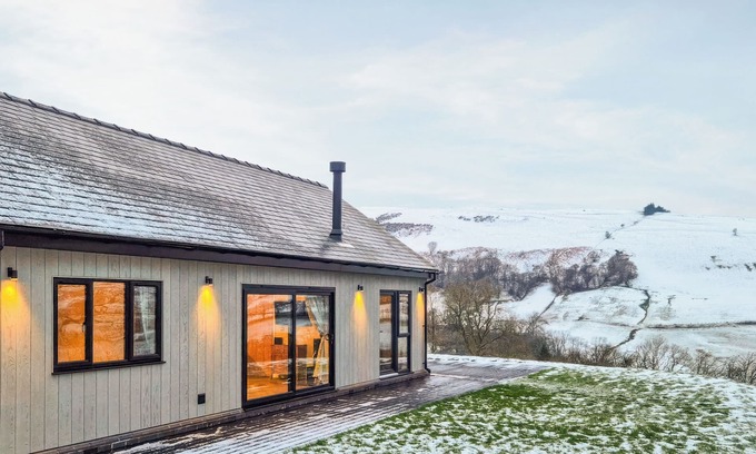 Newtown Cabaña | 2 bedroom accommodation in Mochdre,Newtown
