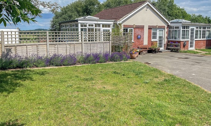 Spilsby Cabaña | 2 bedroom accommodation in Hagworthingham, near Horncastle