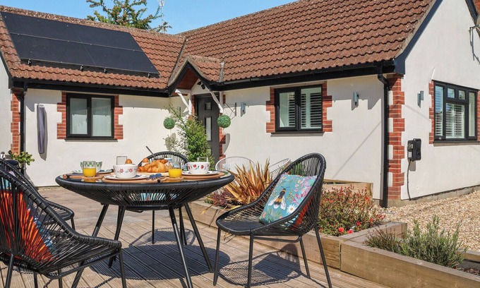 Wadeford Apartamento | Nestled in the peaceful Combe St Nicholas, this charming bungalow offers comfort and tranquillity.
