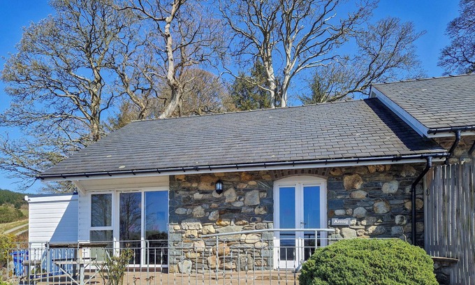 Cwmtirmynach Cabaña | A pet-friendly cottage near Bala, offering direct access to private farmland walks.
