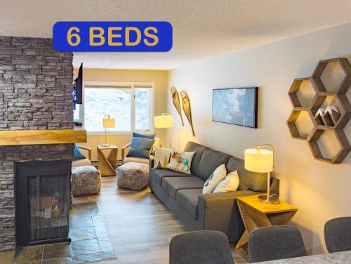 East Kootenay Apartamento | 2 Bedroom and Wall Bed Mountain Getaway Ski In Ski Out Condo with Hot Pools Sleeps 8